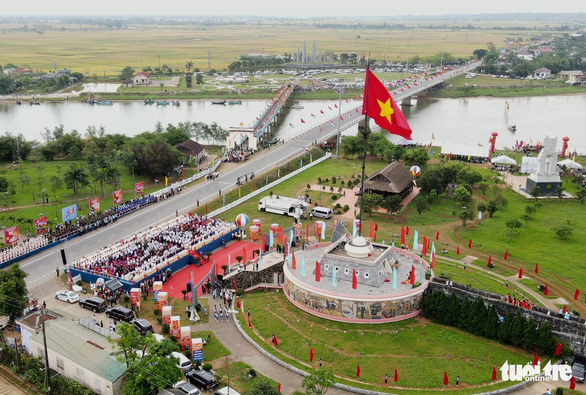 Le chef de l’Etat assiste à une cérémonie de lever de drapeau à Quang Tri